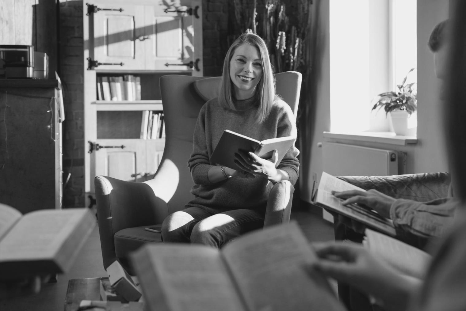 Espace de travail moderne avec équipe collaborative analysant des solutions financières