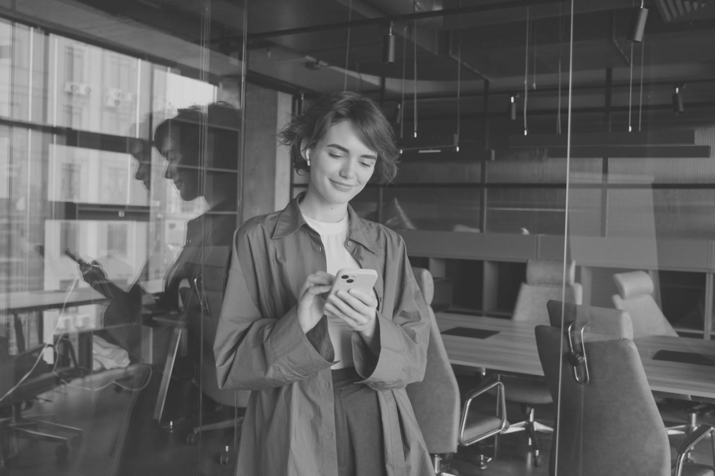 Étudiants internationaux discutant de leurs finances à Saint-Étienne